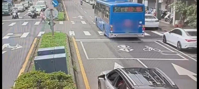 公車直接闖紅燈，無視斑馬線上行人，遭民眾PO網檢舉。 圖：翻攝畫面