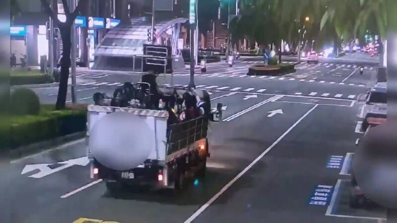 小貨車的車斗擠滿白髮蒼蒼的長輩。 圖：翻攝畫面