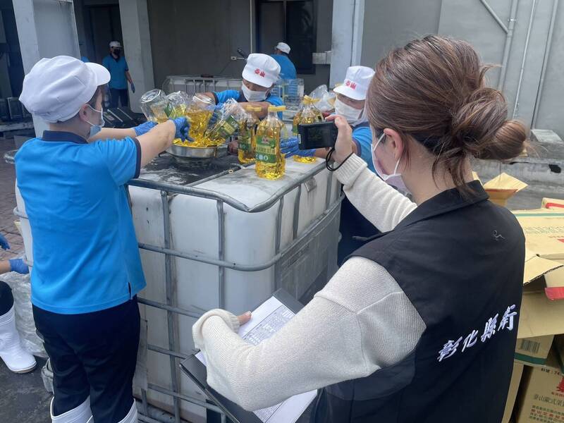 針對中聯油脂今年4月到6月生產的疑似問題油品，彰化縣衛生局查核下游業者，已完成76家業者查核並預防性下架。 圖：彰化衛生局／提供