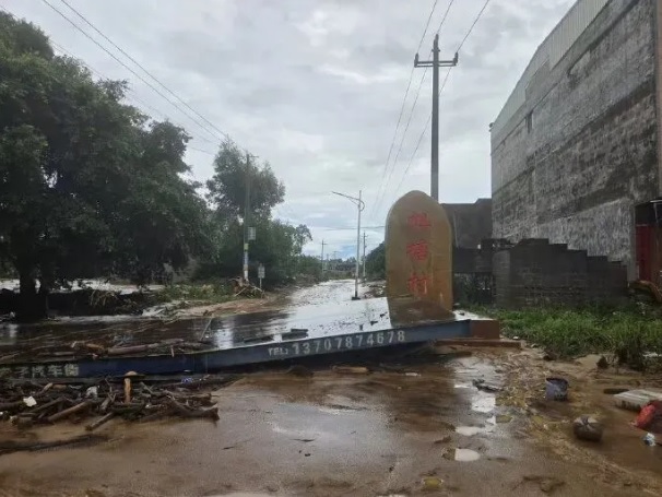中國廣西近期遭受豪雨侵襲，部分水庫壩體潰堤導致多個村落遭洪水淹沒，各地接連傳出嚴重災情。 圖：翻攝自 大河報