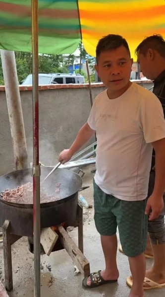 雖然自己的木材廠跟養豬場都被洪水沖垮，但謝先生仍持續向災民提供協助。 圖：翻攝自 大河報