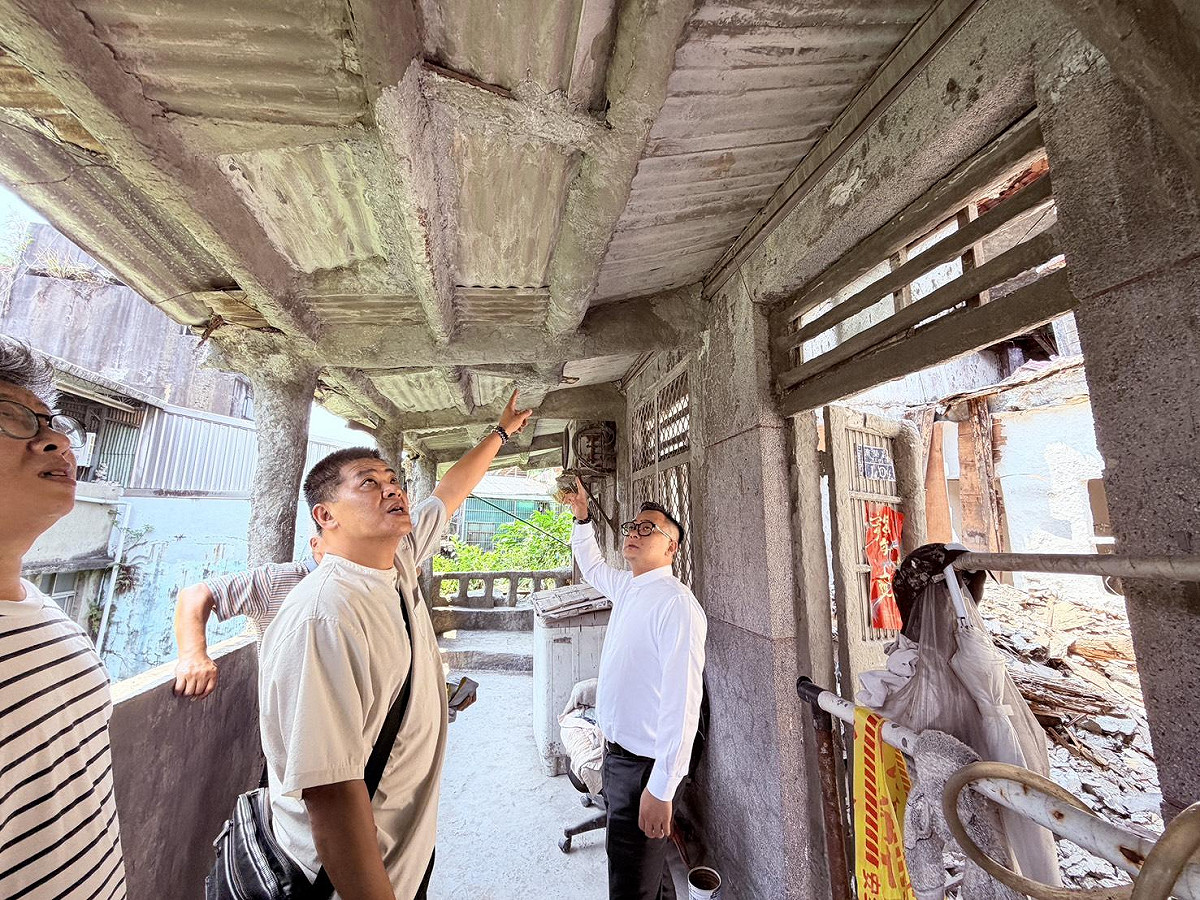 基隆市南榮路93巷有處老屋屋頂崩塌，童子瑋前往會勘了解搶修情形。 圖：童子瑋辦公室/提供