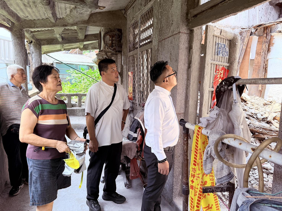 基隆市南榮路93巷有處老屋屋頂崩塌，童子瑋前往會勘了解搶修情形。 圖：童子瑋辦公室/提供