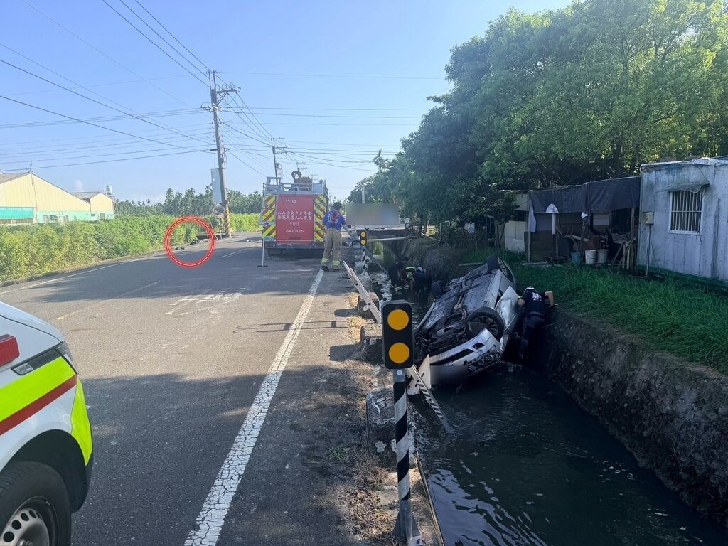 林姓機車騎士8日上午載友人上班途中，於屏東縣竹田鄉無號誌路口與1輛轎車發生交岔撞；汽車翻落大排、機車則拋飛至另側水溝紅圈處，騎士及乘客均不治。（屏東縣政府警察局潮州分局提供）中央社記者黃郁菁傳真　115年7月8日