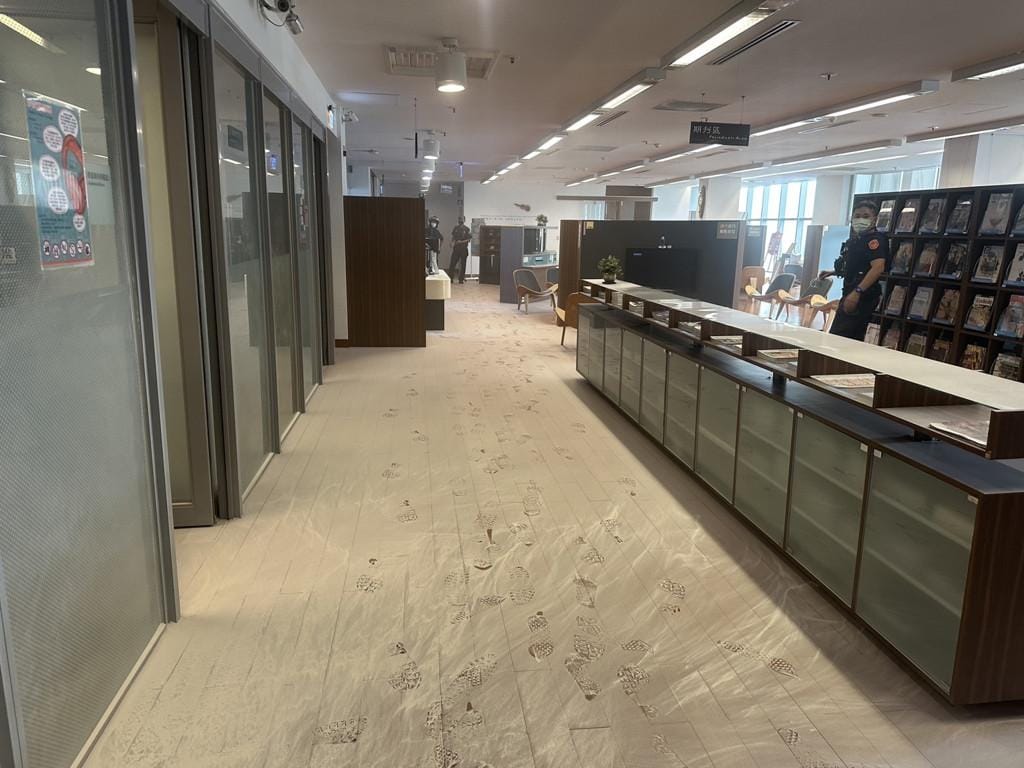 大東藝術園區圖書館被女子持滅火器狂噴。 圖：翻攝畫面