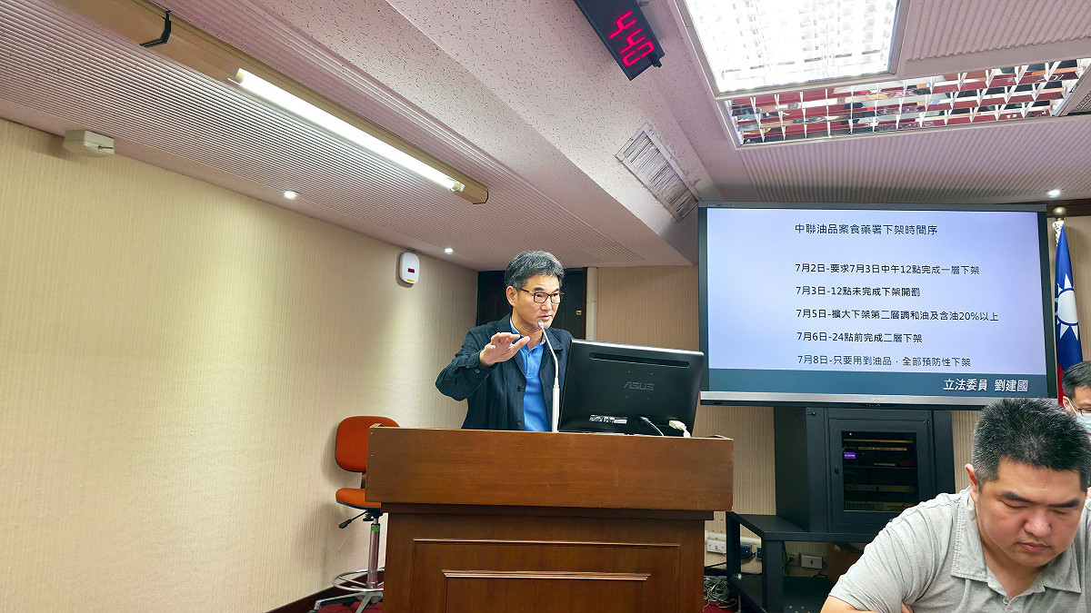 民進黨立委劉建國今（8）日指出，與過去處理屬「三級致癌物」的蘇丹紅事件相比，因應速度極其緩慢，全面預防性下架竟耗時逾一週，直呼食安應變「不能歹戲拖棚」。 圖：劉建國辦公室提供