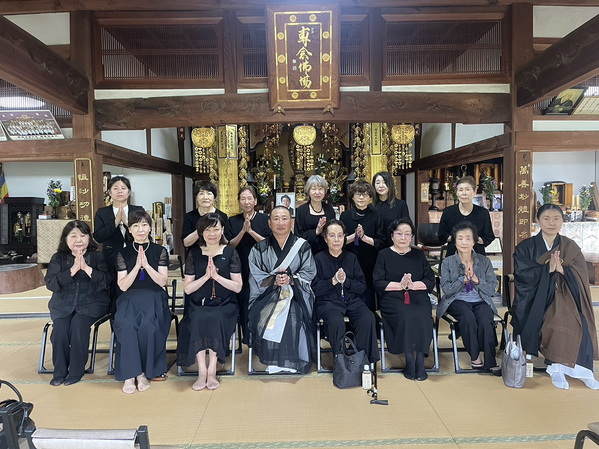 安倍晉三長眠於山口縣長門市陵園及菩提寺舉行法會，遺孀安倍昭惠今日親自前往祭拜，並向媒體表示，「四年過去了，仍有這麼多人前來追思，非常感謝。」 取自於安倍昭惠的ｘ
