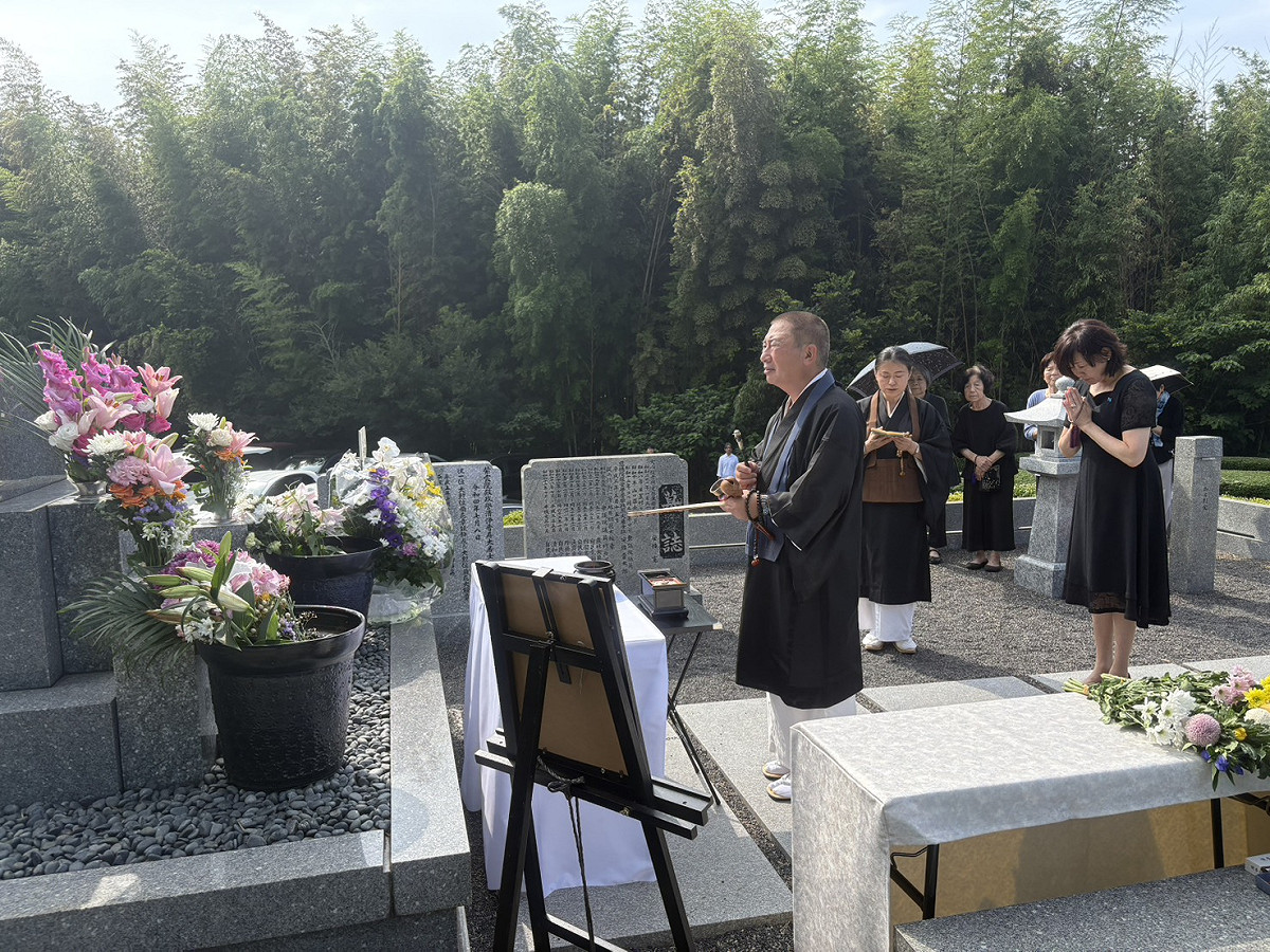安倍晉三遺孀安倍昭惠今日親自前往墓園祭拜，悼念丈夫。 取自於安倍昭惠的ｘ