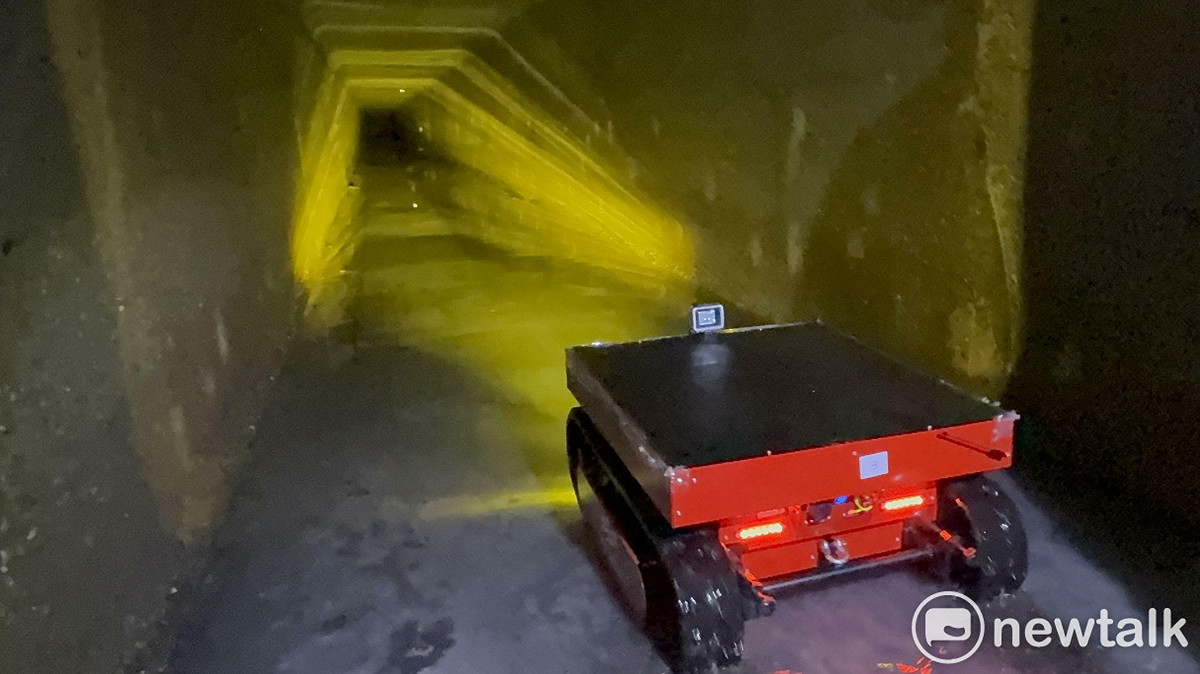 隨著巴威颱風逐步逼近，台南市政府全面啟動防汛整備工作。為確保城市排洪大動脈「雨水下水道」暢通無阻，市府水利局特別引進「下水道機器人」輔助北區文成三路C幹線下水道巡查作業。 圖：台南市政府提供