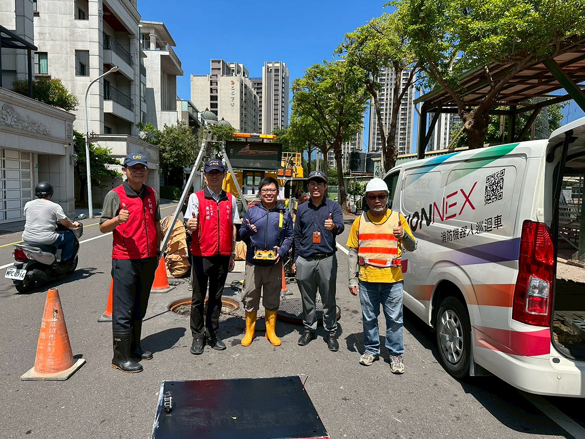 隨著巴威颱風逐步逼近，台南市政府全面啟動防汛整備工作。為確保城市排洪大動脈「雨水下水道」暢通無阻，市府水利局特別引進「下水道機器人」輔助北區文成三路C幹線下水道巡查作業。 圖：台南市政府提供