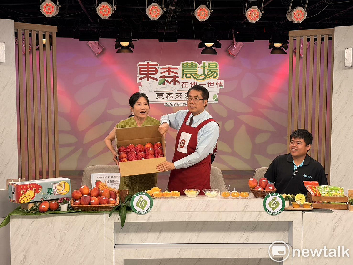台南市長黃偉哲前往電視直播現場，化身「最強農產推銷員」，與台南市農產運銷股份有限公司攜手行銷台南愛文芒果，向全國消費者推薦來自產地的新鮮美味。 圖：台南市政府提供