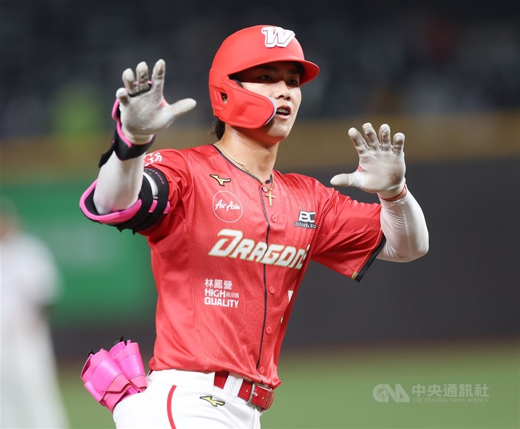 圖為中華職棒味全龍隊外野手曾聖安。（中央社檔案照片）