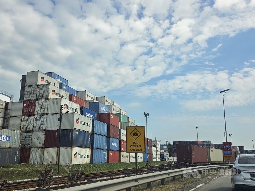 巴生港是馬來西亞最大貨櫃港，貨櫃堆場整齊堆放來自各地的貨櫃，隨著全球供應鏈重組，港口在區域物流與國際航運的重要性持續提升。中央社記者黃自強巴生攝　115年7月9日 圖：中央社提供