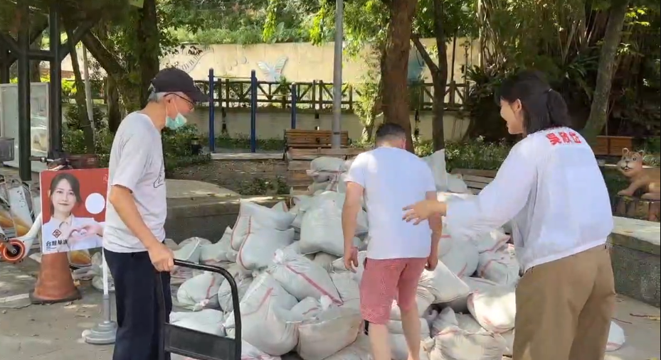 內湖傳出台北市政府防汛物資準備嚴重不足，為此，台灣基進台北市內湖、南港區市議員參選人吳欣岱今（9）日與在地友人自主調度了250多包沙包供在地居民領取。 圖：擷取自 吳欣岱 提供影片
