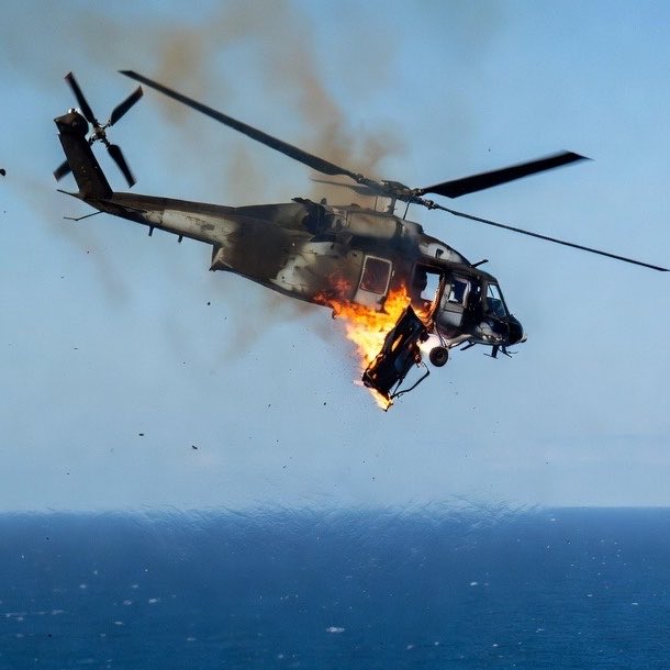 美國海軍MH-60S直升機7月1日在阿拉伯海執行任務期間發生緊急迫降事故，造成1名機組員失蹤。(示意圖) 圖：翻攝自 X @EthanLevins2
