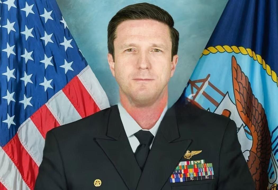美國海軍直升機海上作戰第五中隊指揮官加布里埃爾・愛德華茲（Gabriel Edwards）中校在事故後失蹤，經搜救無果後被軍方推定死亡。 圖：翻攝自 X @DailyIranNews