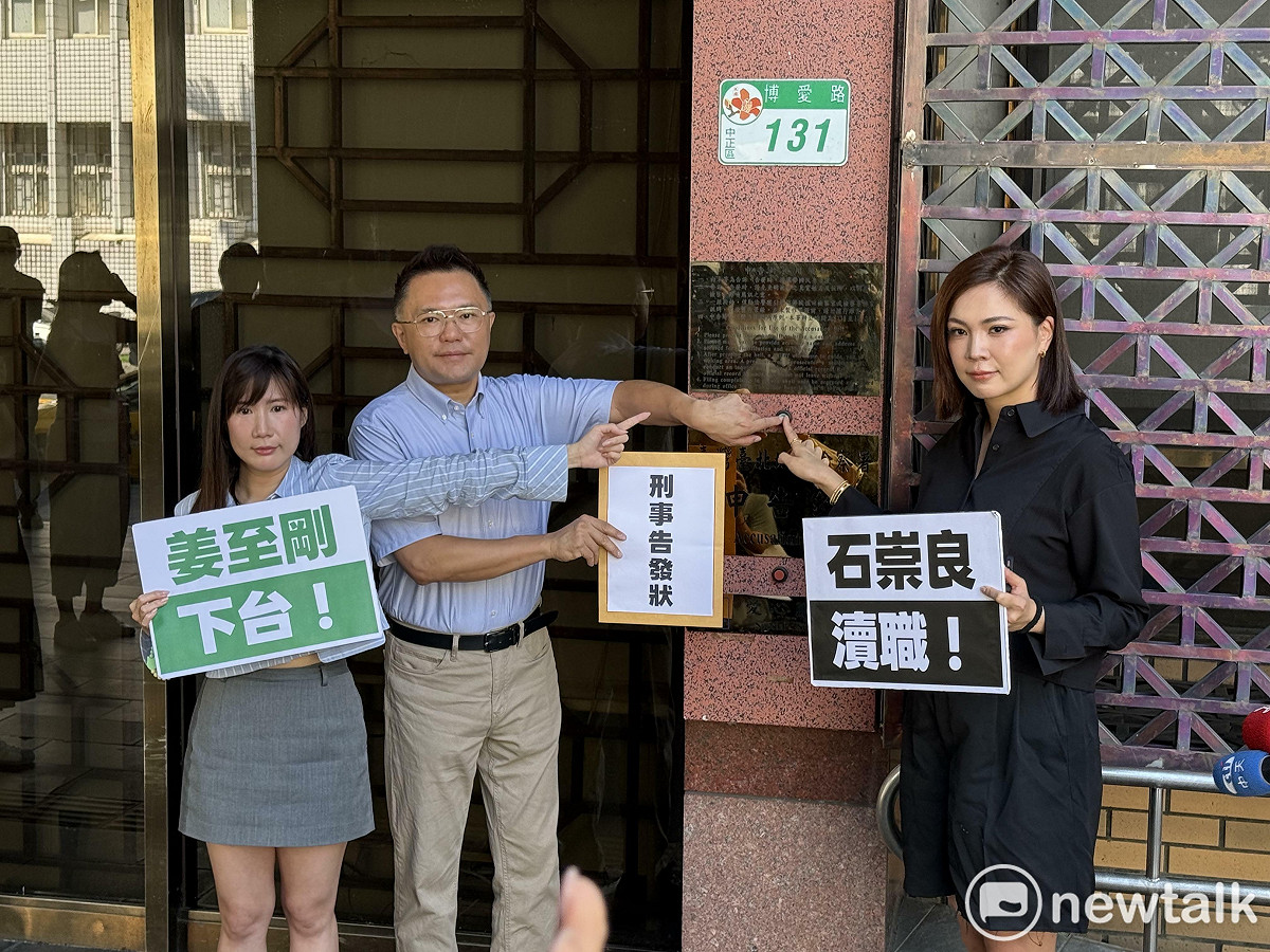 國民黨台北市議員張斯綱（中）、鍾沛君（右）及柳采葳（左）今上午赴北檢按鈴告發衛福部長石崇良、食藥署長姜至剛涉瀆職。 圖：周煊惠 / 攝
