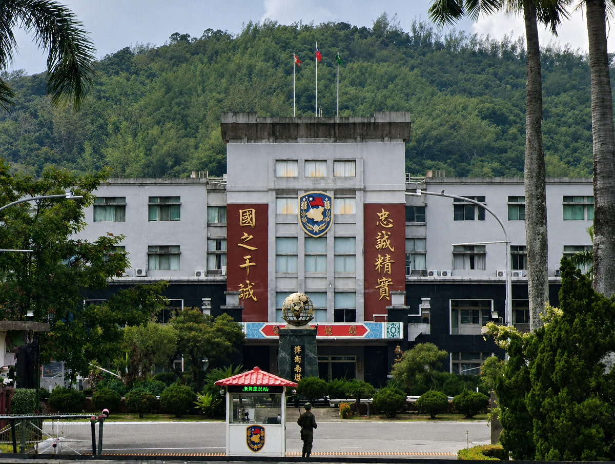 陸軍八軍團高雄後備旅一位林姓上校旅長，遭爆料於本月1日深夜，帶領部隊校級幹部，前往位在高雄市一處著名「有女陪侍」的制服酒店，且狂歡至清晨。 圖：翻攝自Google Map