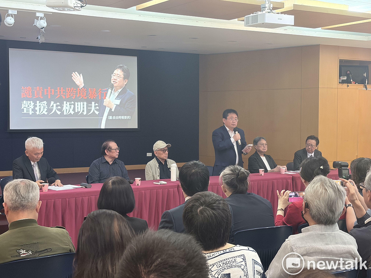 台北市信民兩岸研究協會9日偕當事人矢板明夫，與曹興誠、洪三雄等人召開「譴責中共跨境暴行 聲援矢板明夫」記者會。 圖：李宣萱/攝