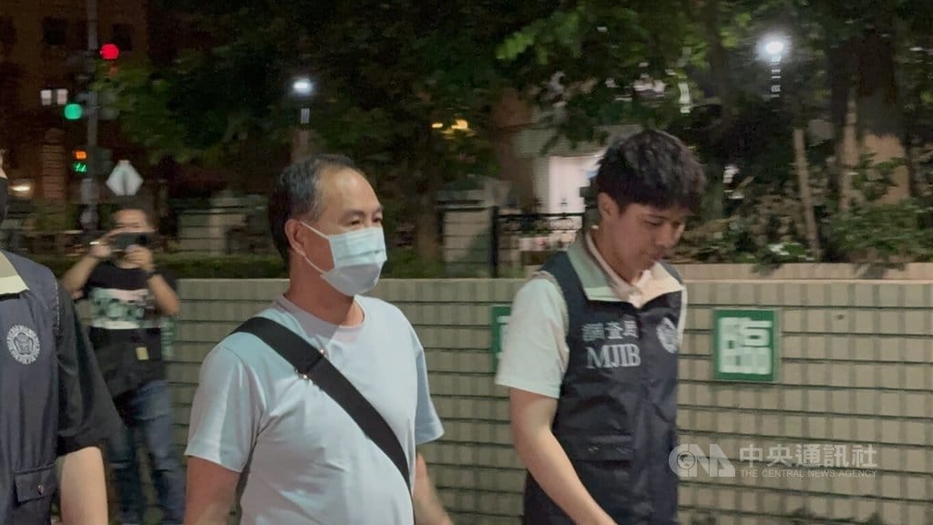新北市消防局疑涉採購弊案，林姓廠商（前左）涉圖利等罪嫌，9日凌晨被移送新北地檢複訊，訊後遭聲押禁見。中央社記者曹亞沿攝　115年7月9日