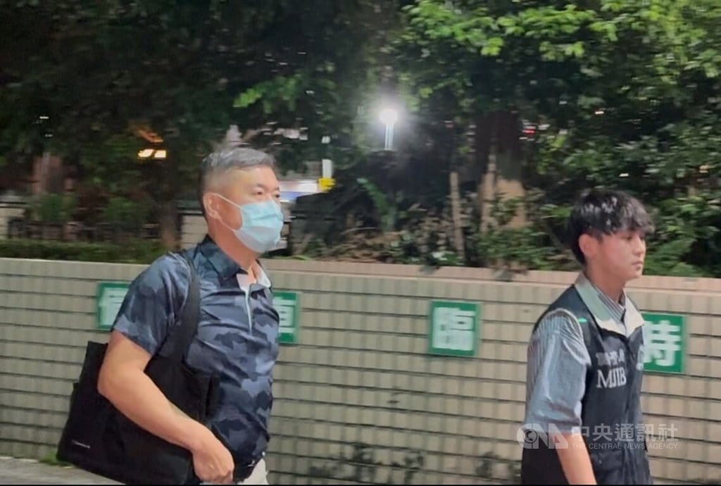 新北市消防局疑涉採購弊案，檢調8日搜索約談消防局專門委員尚少華等7人。尚少華（左）9日凌晨移送新北地檢複訊，訊後諭知新台幣50萬元交保。中央社記者曹亞沿攝　115年7月9日