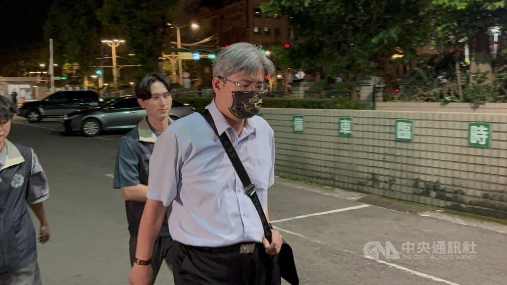 新北市消防局疑涉採購弊案，檢調8日約談消防局第一救災救護大隊長蕭柏桓（前），9日凌晨移送新北地檢複訊，訊後諭知新台幣10萬元交保。中央社記者曹亞沿攝　115年7月9日