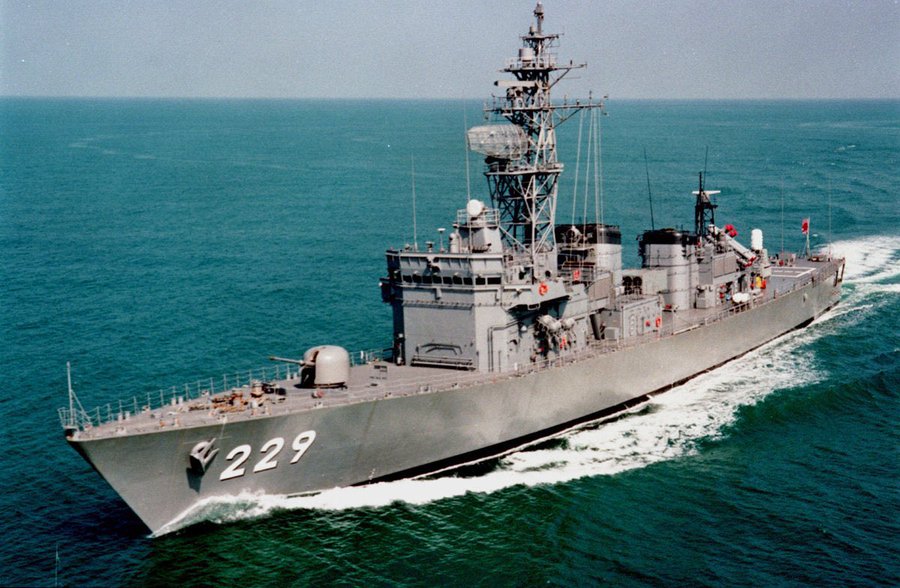 菲律賓敲定取得日本海上自衛隊5艘即將退役的阿武隈級護衛艦。圖為首艦「阿武隈號（DE-229）」。 圖：翻攝「X」@PhilippMonitor