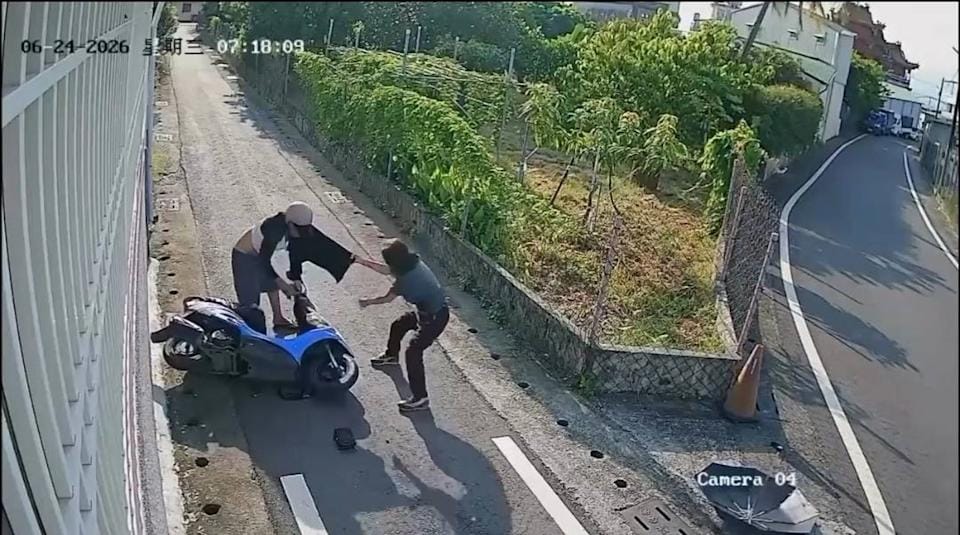 阿嬤遭騎士搶包，奮勇抵抗畫面引網友熱議。 圖：翻攝自記者爆料網