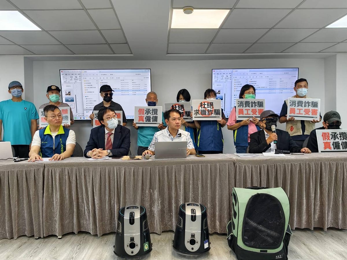 寶傑勞工自救會9日上午在民眾黨高雄市議員參選人林于凱、高雄市獨立總工會理事長王慶宏及律師陳永群陪同下召開記者會，控訴「寶傑淨化科技」涉嫌以不實徵才廣告招攬員工，再誘導其購買高價機器，相關爭議更已衍生數十起消費糾紛。 圖：林于凱服務處/提供
