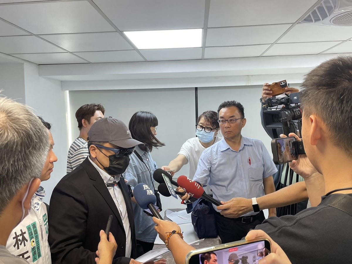 被害人蔡先生(左二）受訪。 圖：林于凱服務處/提供