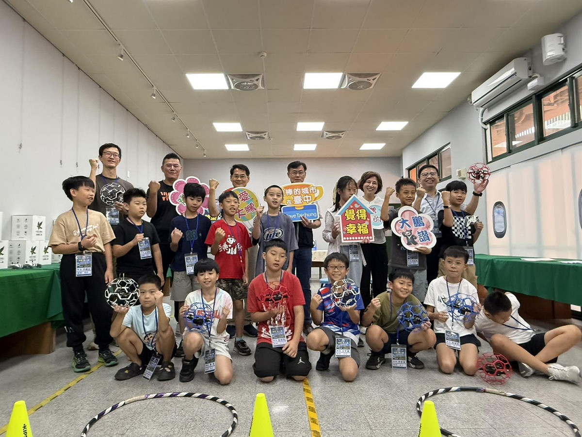 「2026球型無人機科技體驗夏令營」於西屯區大鵬國小正式開辦。 圖：台中市議員黃馨慧/提供