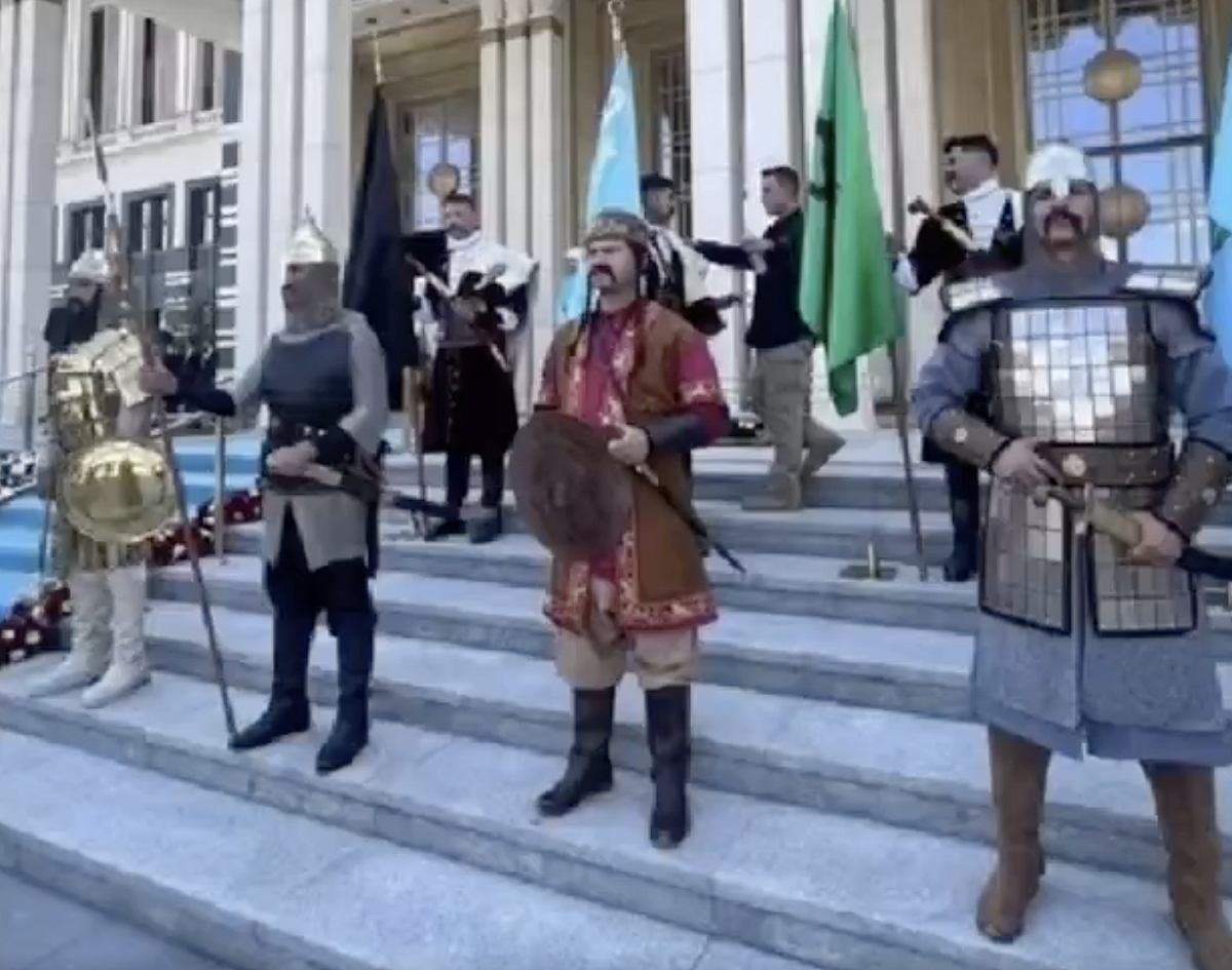 土耳其安卡拉北約峰會期間，身穿歷史軍服的儀仗隊迎接各國領袖，展現艾爾多安強調奧斯曼歷史元素的外交風格。 圖：翻攝自 X @GBC_Press