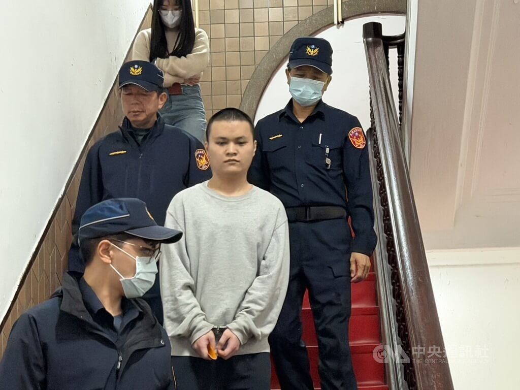 新北三重祖孫3代命案，張姓男子（中灰衣者）殺死妻子、岳母與繼子。圖為張男日前在法警戒護下出庭。（中央社檔案照片）