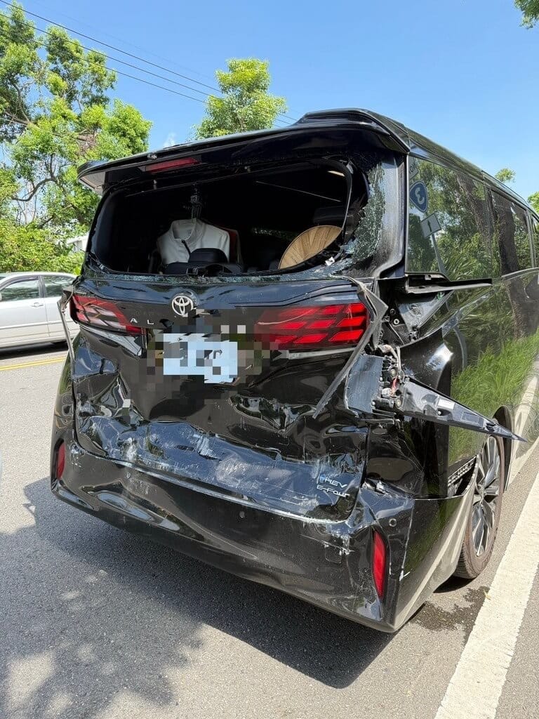 雲林縣長張麗善座車（圖）9日上午9時許行經158甲線與台3線路口停等紅綠燈，遭後方預拌混凝土車追撞，疑因預拌混凝土車煞車失靈釀禍。張麗善說，車上的人僅受到驚嚇、無人受傷。（張麗善提供）中央社記者姜宜菁傳真　115年7月9日