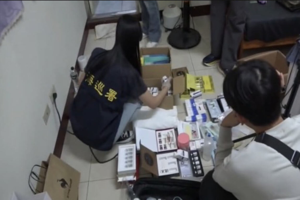 越南籍阮姓失聯移工未受過專業醫事訓練，也無執照，以低廉價格吸引同鄉從事醫美行為，遭依法送辦。專案小組查扣玻尿酸、麻醉藥與肉毒桿菌等醫美藥劑百餘瓶與醫療器材。（民眾提供）中央社記者趙麗妍傳真　115年7月9日