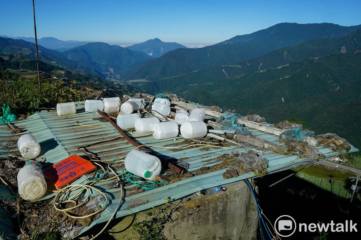 南投縣仁愛鄉翠華村五區位在溪谷之上的風口，有些農友將水桶裝水放在工寮屋頂上，以避免強風將屋頂吹走。 圖：張良一/攝