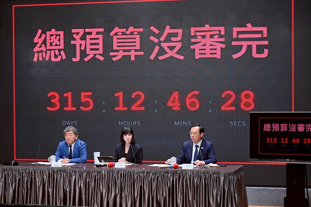 行政院發言人李慧芝（中）今（9）日否認「蓋牌」說，並指責立法院目前最重要的工作是審查預算，而非口水戰。 圖：行政院提供
