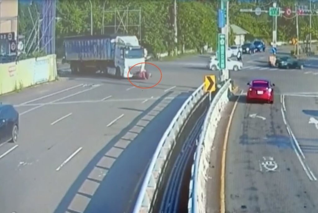 苗栗縣85歲張姓老翁8日傍晚騎電動代步車出門，行經通霄鎮苗128線與台1線路口時，被右轉聯結車撞倒在地、險些遭輾，老翁當場失去意識，送醫搶救仍陷昏迷。（警方提供）中央社記者管瑞平傳真　115年7月9日