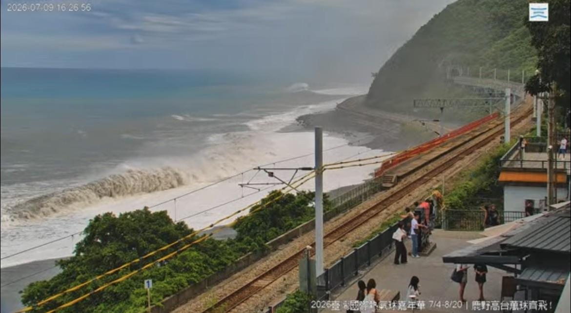 受到強颱巴威外圍環流與長浪的持續引導，台東沿海已經出現驚濤駭浪的景象。 圖：翻攝自台東官方鏡頭君即時影像
