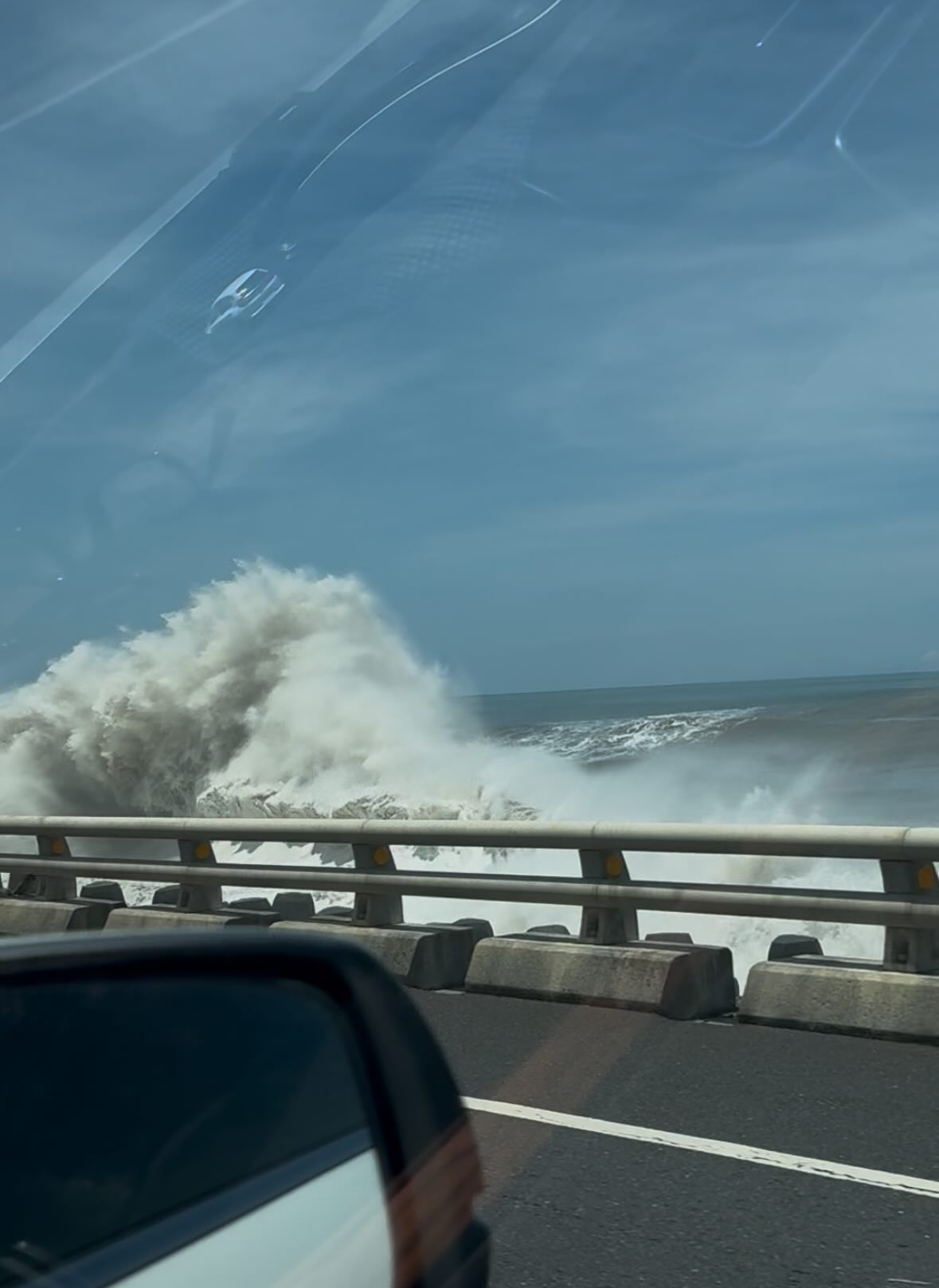 海邊風浪變化極快，有時前一秒看起來還在圍欄下，下一秒一波瘋狂巨浪就會直接把整條路吞沒。 圖：翻攝自Threads@n.shan33