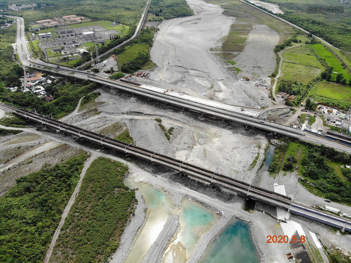 台9線花蓮萬里溪橋（上）與台鐵萬里溪橋（下）。 圖：翻攝「臉書」交通部鐵道局（資料照）