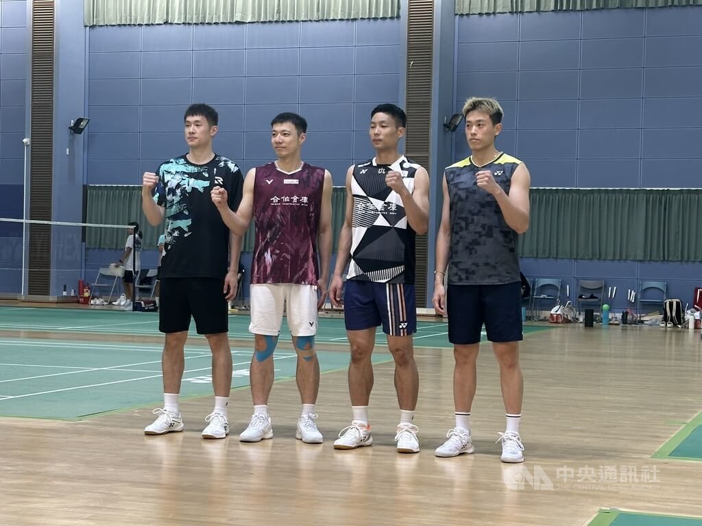 國訓中心9日舉行名古屋亞運媒體日，羽球代表隊成員全數到齊。生涯第5次參加亞運的男單好手周天成（右2）以及首度參加亞運的林俊易（右）為男單奪牌雙熱門。中央社記者黎建忠攝115年7月9日