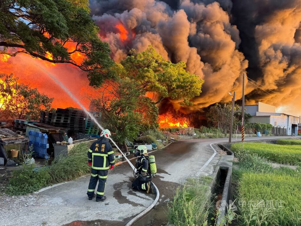 桃園市中壢區內定十六街巷弄內一處工廠9日傍晚發生火警，濃煙蔽天、橘色火舌四竄，消防人員抵達時工廠全面燃燒，立即布水線灌救。（翻攝照片）中央社記者葉臻傳真　115年7月9日