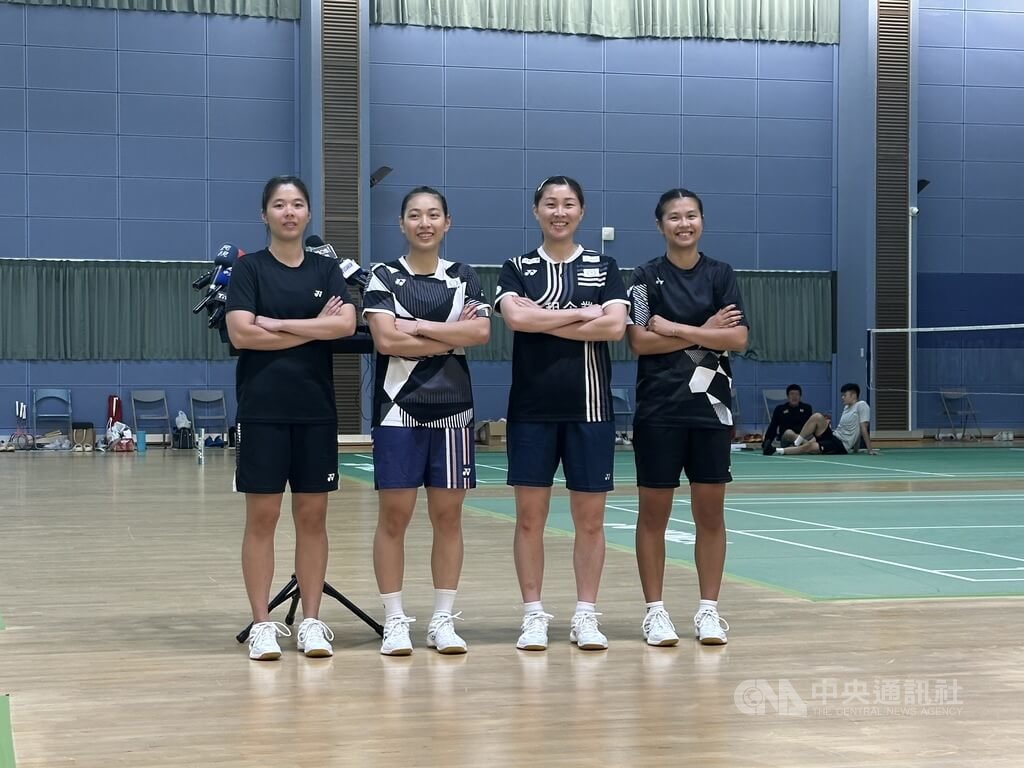 名古屋亞運9月將登場，台灣羽球代表隊向來都是備受矚目的項目之一，今年女單由邱品蒨（右）、林湘緹（右2）扛下重責，2人9日受訪皆表示，希望亞運初體驗能有好結局。中央社記者黎建忠攝　115年7月9日
