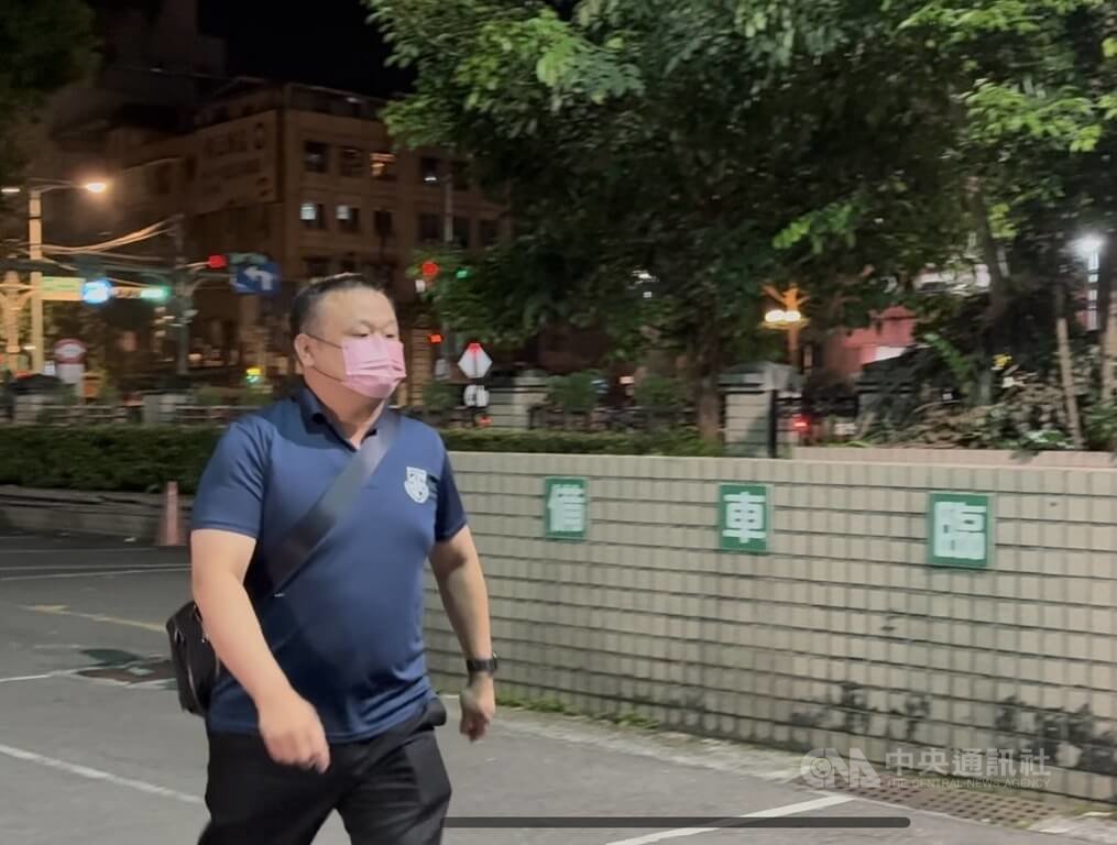 新北市消防局報採購弊案，新北地檢署8日搜索並約談7人，複訊後認消防局陳姓科員（圖）涉貪污治罪條例圖利等罪，聲押禁見獲准。圖為陳男9日凌晨移送地檢署複訊。中央社記者曹亞沿攝 115年7月10日 圖：中央社提供