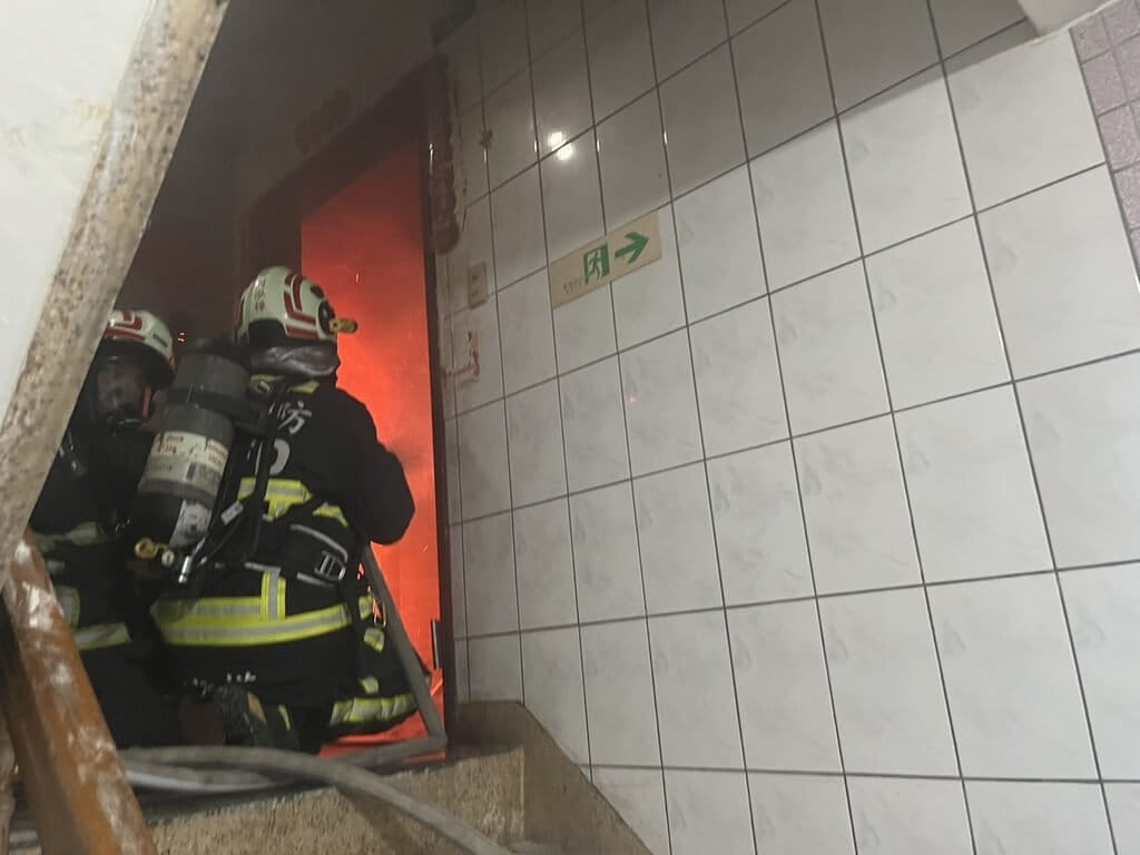 台中市東勢區1處大樓9日二度火警，消防人員獲報後撲滅火勢，警方初步調查，逮捕疑縱火男子，將釐清火災原因。（民眾提供）中央社記者趙麗妍傳真　115年7月10日