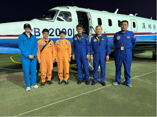 2026年7月10日今日清晨追風計畫團隊執行飛行任務登機前合影。 圖：氣象署／提供