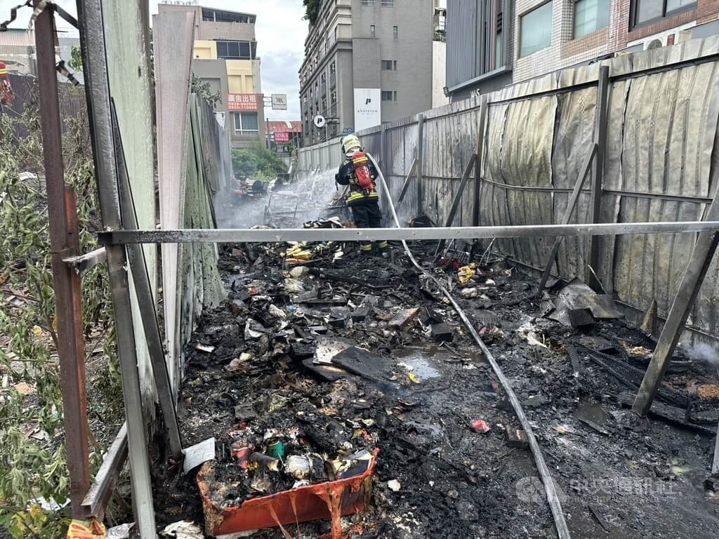 台中北區一處鐵皮圍籬內空地10日下午突然起火燃燒，波及周邊停放的11輛機車，警消獲報到場拉水線撲滅，幸無人傷亡。（翻攝照片）中央社記者蘇木春傳真　115年7月10日