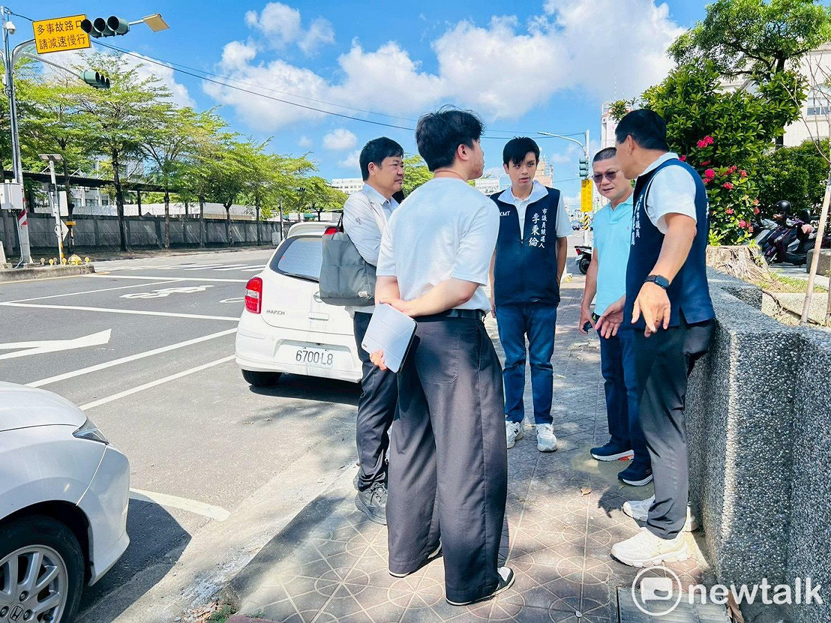 上個月永康區淹大水，連地勢較高的大灣交流道周遭復興路中段都淹了近20公分。台南市議員李鎮國質疑該處離水平面高達23公尺竟會淹水，他懷疑復國路經高速公路涵洞經統聯客運到大灣中排地下的排水系統，因不堪重車長期重壓，導致地下排水溝已崩壞或堵塞。 圖：李鎮國服務處提供