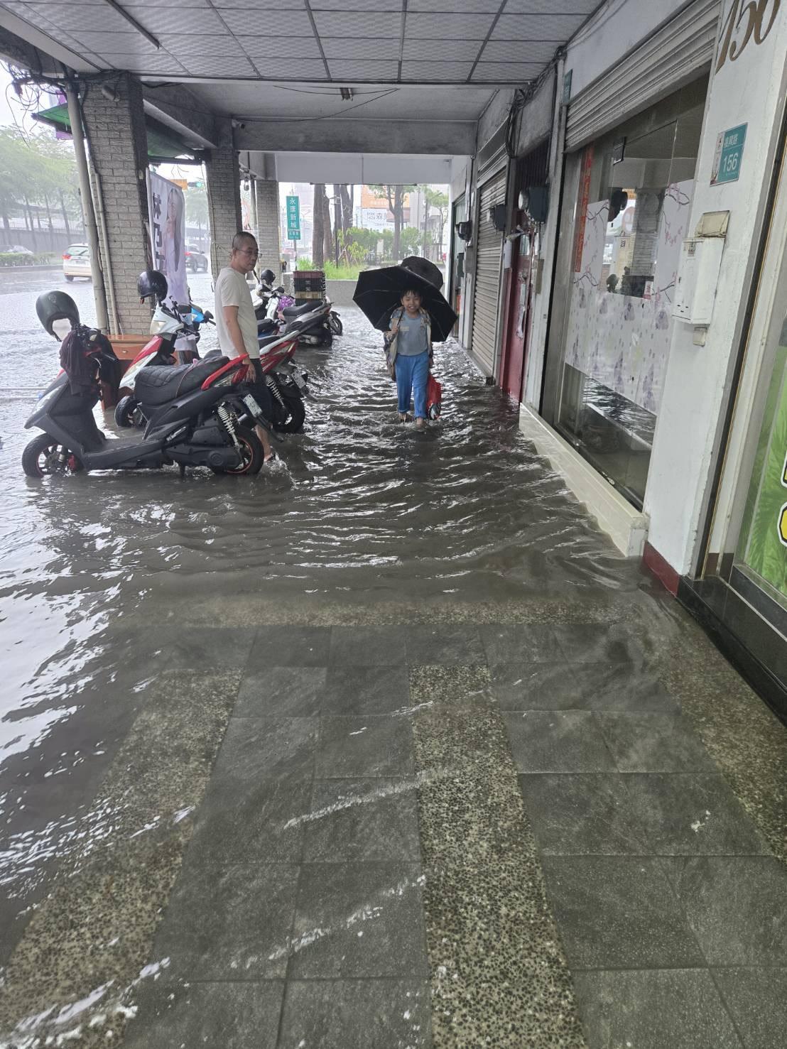 上個月永康區淹大水，連地勢較高的大灣交流道周遭復興路中段都淹了近20公分。台南市議員李鎮國質疑該處離水平面高達23公尺竟會淹水，他懷疑復國路經高速公路涵洞經統聯客運到大灣中排地下的排水系統，因不堪重車長期重壓，導致地下排水溝已崩壞或堵塞。 圖：李鎮國服務處提供